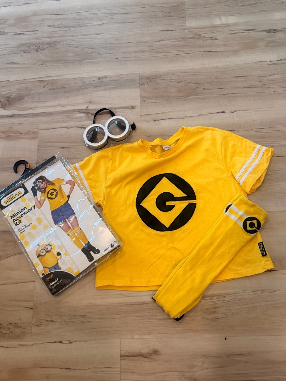 Minions Gru Costume Yellow T-Shirt Goggles Gloves Adult Medium Halloween Cosplay